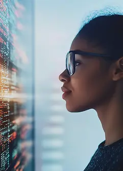 Eine IT-Spezialistin lernt Code- und Datentechnologie zu analysieren