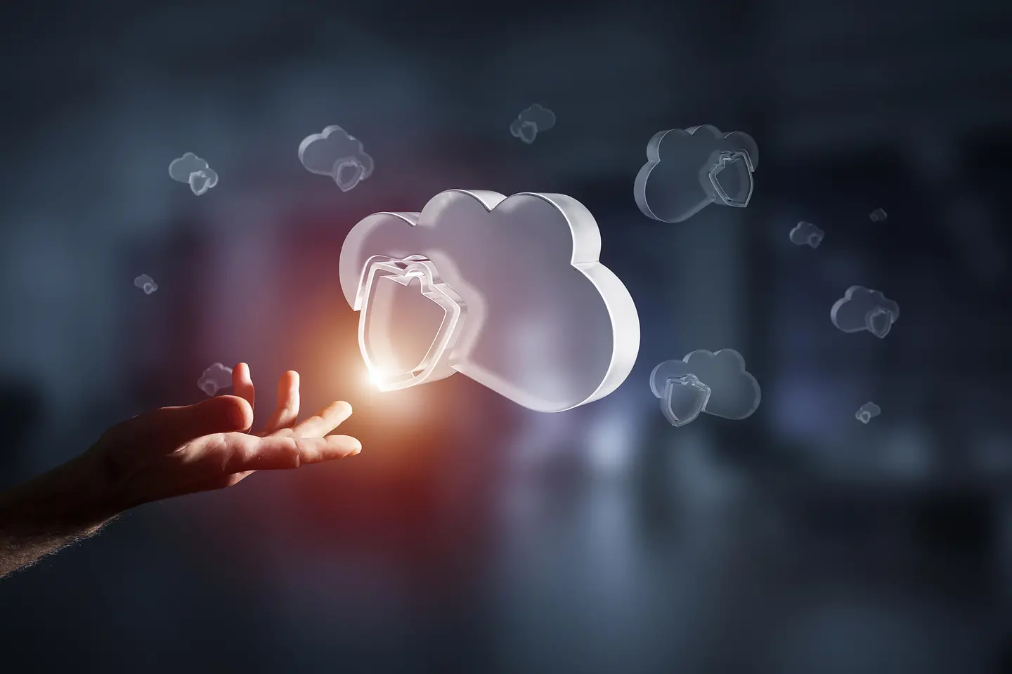Hand, die nach einer transparenten Wolke mit Schildsymbol greift