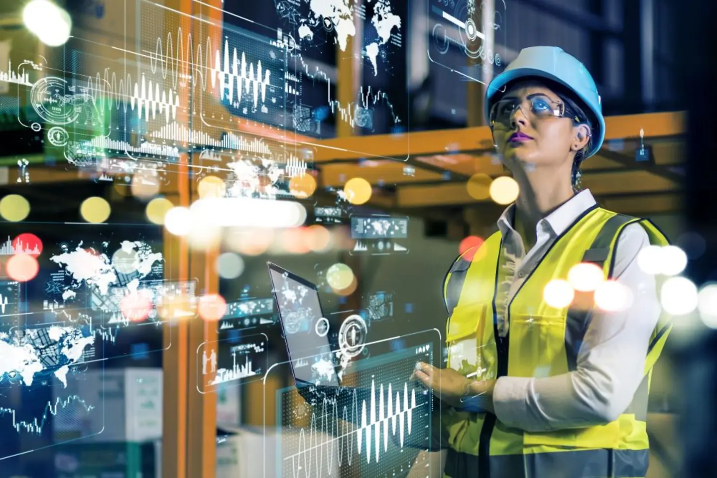 Fabrikarbeiter bei der Überprüfung von Sicherheitsdaten