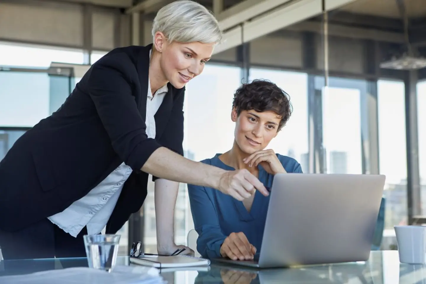 Expertin für Cloud-Transformation berät Kundin