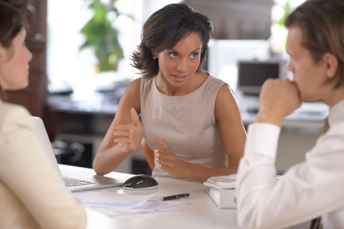 Os funcionários de uma empresa discutem princípios éticos em uma reunião
